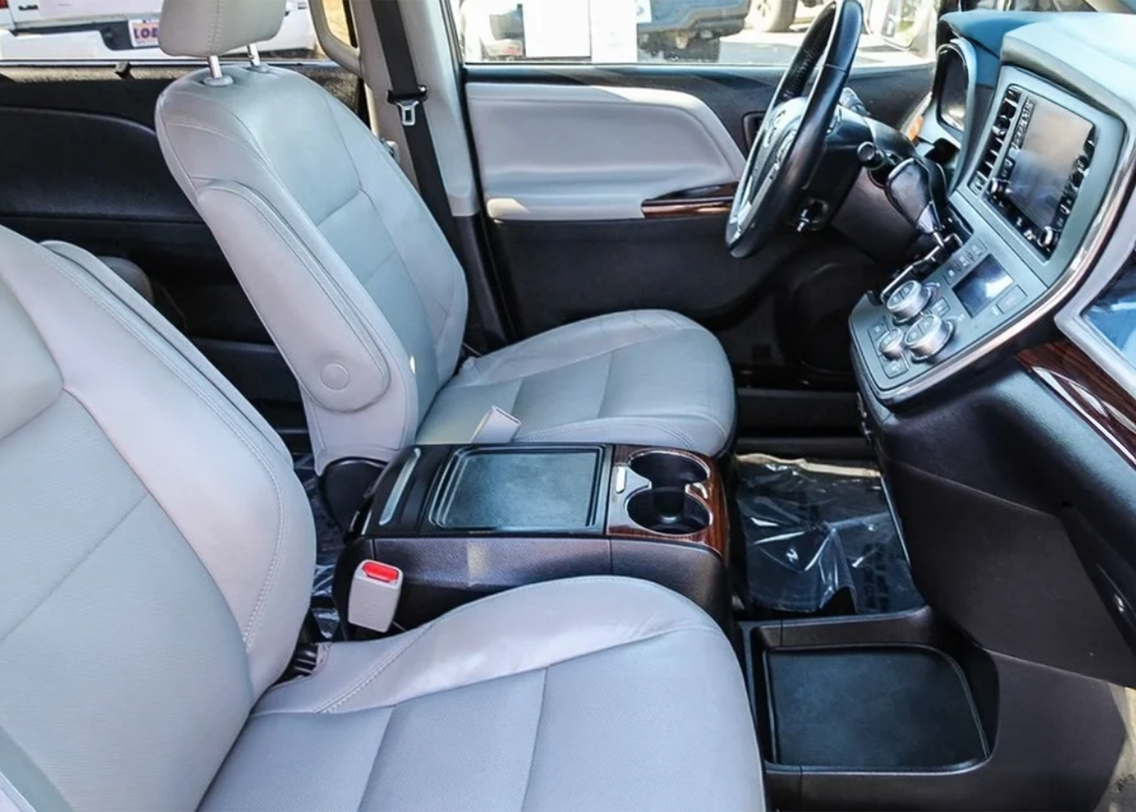 2018 Toyota Sienna Int3