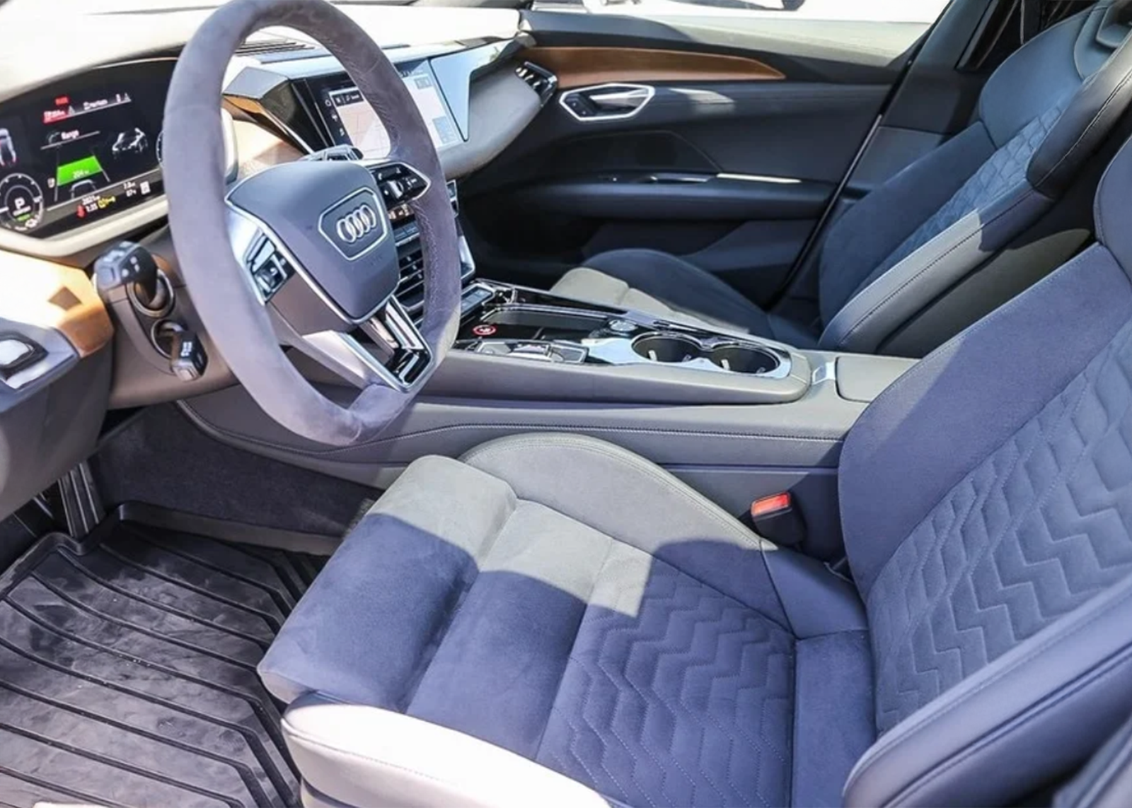 2022 Audi E-tron Int3